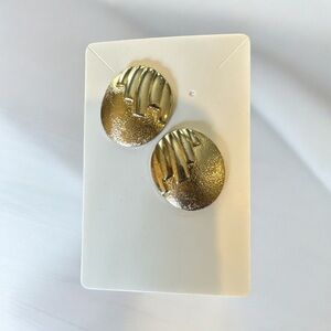 ⭐️Vintage Matte Gold Tone Textured Oval Shape Pierced Earrings 80s 90s